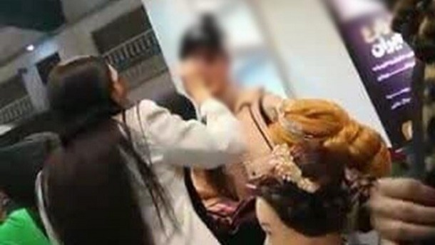 تصاویر | هنجارشکنی دختران یزدی در نمایشگاه لوازم آرایشی