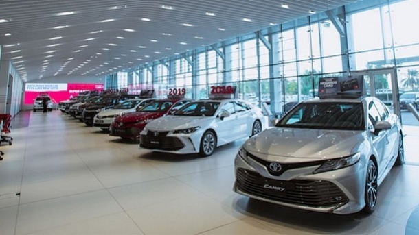 امکان واردات یک خودرو برای هر فرد بالای 18 سال فراهم شود