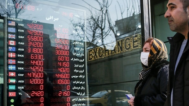 بانک مرکزی در حال تزریق دلار به صرافی های آزاد