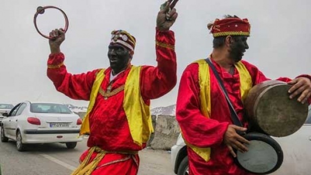 درآمد عجیب حاجی فیروزها در آستانه عید نوروز