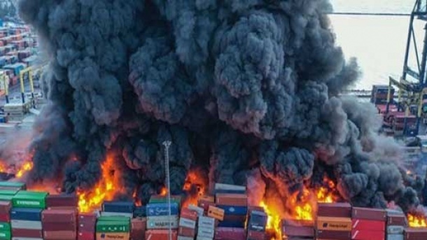 ادامه آتشسوزی کانتینرها در بندر اسکندرون