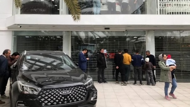 به مردم اجازه ورود به نمایندگی خودروسازان را نمیدهند