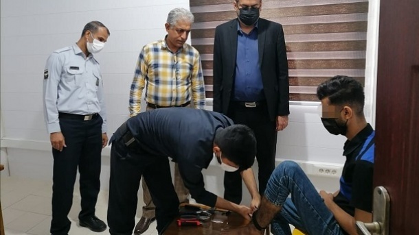 سرقت با لباس زنانه و پابند الکترونیکی