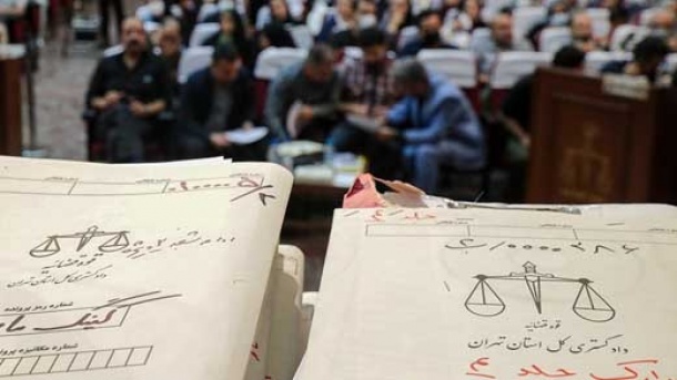 در اولین جلسه دادگاه کینگ مانی چه گذشت؟