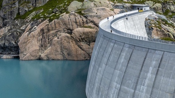 کارمند هندی برای نجات موبایل، مخزن سد را خالی کرد