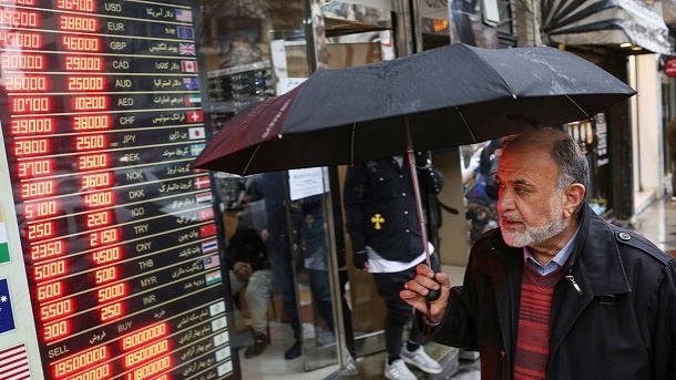 معاملهگران ارز در انتظار نوسان بزرگ دلار