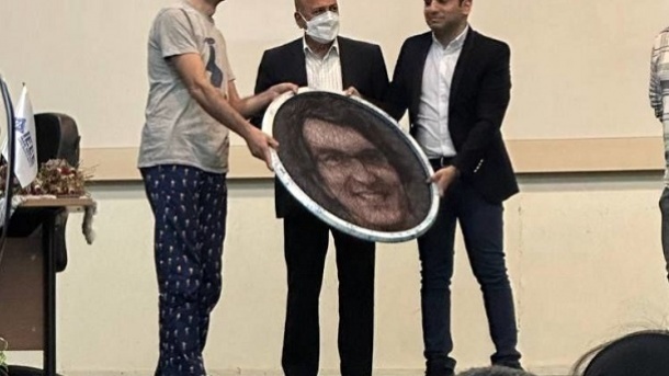 تصاویری جنجالی از شلوار گل گلی یک استاد دانشگاه