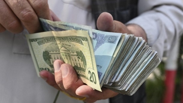 طالبان به هر بهانه از مردم افغانستان مالیات میگیرند