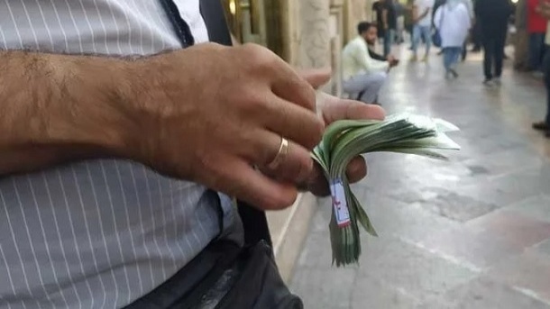 سقوط قیمت دلار شدت گرفت