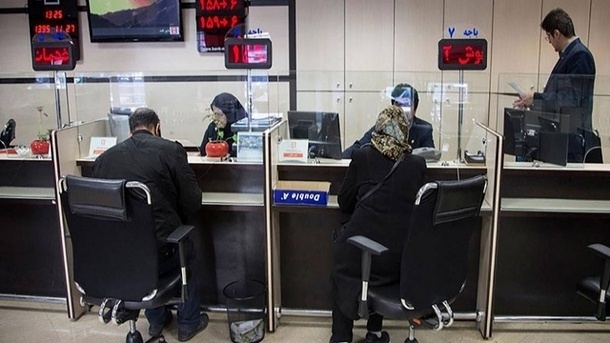 اکثر بانک‌های دولتی و خصوصی ورشکسته هستند