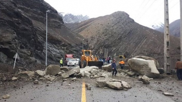 یک گودال 50 متری در جاده چالوس ایجاد شده