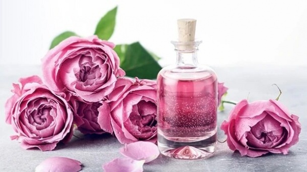 هنگام گرمازدگی، گلاب را با این روش مصرف کنید