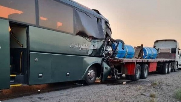 تصادف شدید اتوبوس با تریلر در جاده اصفهان + تصویر