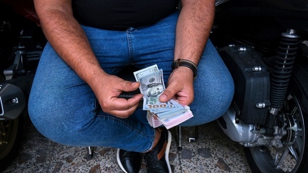 حبس دلار در کانال 49 هزار تومان