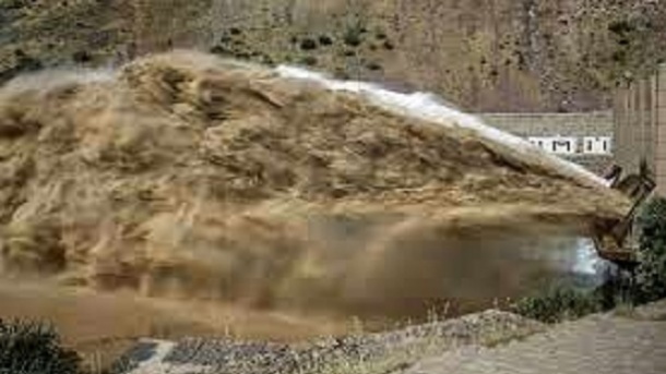 بازگشایی دریچههای تخلیه رسوب سد لتیان