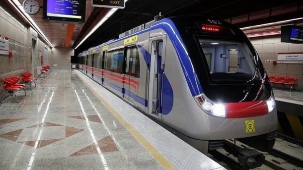 حضور افرادی با ظاهری عجیب در مترو تهران + عکس