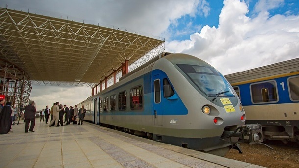 مسافران قطارهای حومهای، سرگردان در ایستگاهها