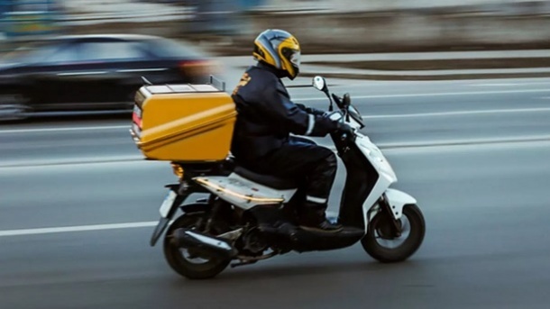 درآمد یک پیک موتوری در تهران