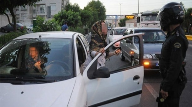 حمله عجیب زن متخلف به مامور پلیس راهور