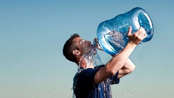 در فصل تابستان روزی چند لیوان آب بنوشیم؟
