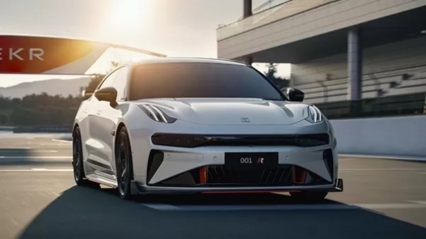 خودرو زیکر در برابر تسلا