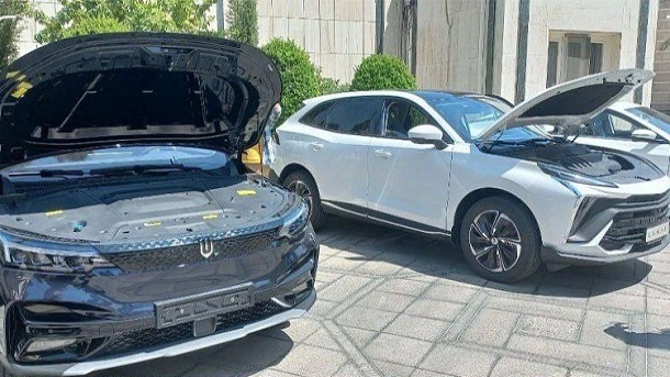 بازدید رئیسی از خودروهای برقی هیبریدی تولید داخل