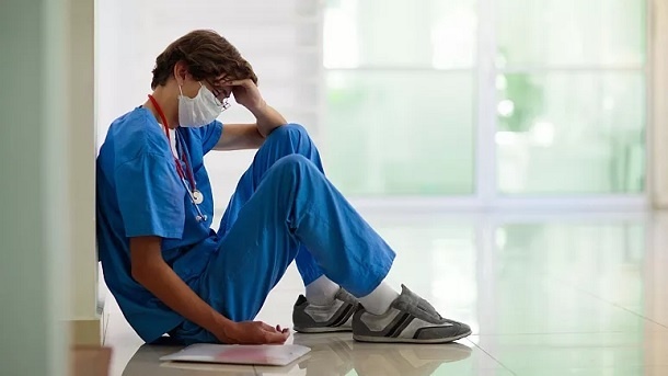 پزشک جوان ژاپنی پس از انجام 200 ساعت اضافهکاری در ماه، فوت کرد