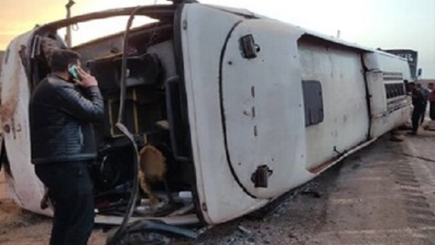 اولین تصویر از واژگونی مرگبار اتوبوس گردشگران روی پژو ۲۰۷ در کرج