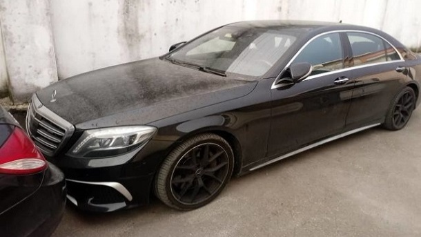 کشف تویوتا و مرسدسبنز قاچاق از یک پارکینگ خانه