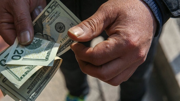 فعالان بازار دلار گوش به زنگ اخبار