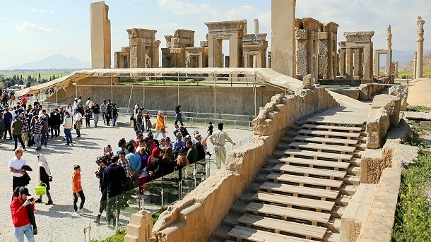 نصب یک بنر جنجالی این بار در تخت جمشید + عکس