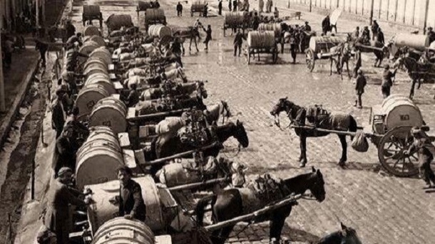 ببینید | عکس قدیمی از شیوه فروش آب در تهران