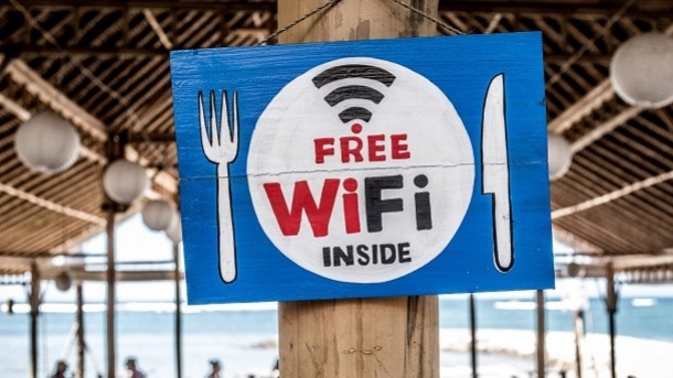 هک از طریق وای‌ فای و شارژر عمومی