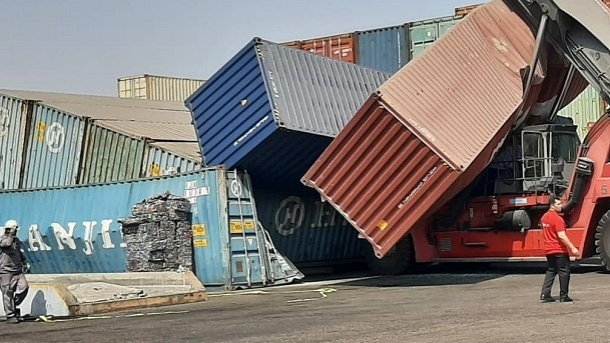 مرگ سرنشین خودرو زیر کانتینر