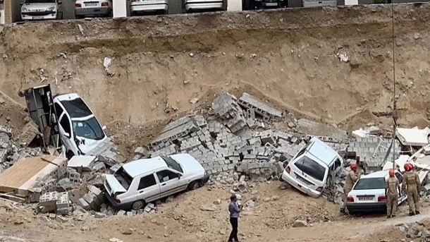 ریزش پارکینگ چهار خودرو را بلعید + تصویر