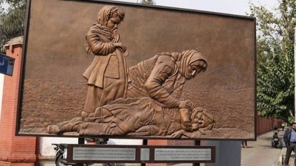 گاف بزرگ و بنر اشتباه شهردای تهران جلوی سفارت انگلیس + عکس