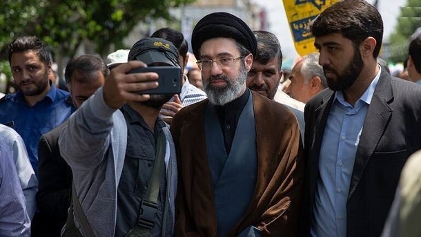 تصاویر جدید از 4 پسر رهبر انقلاب در یک مراسم ختم