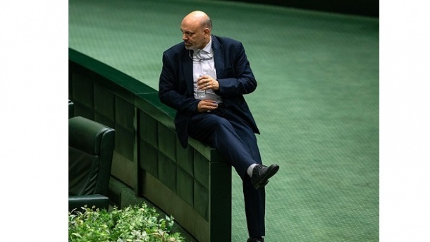 یک عکس جنجالی دیگر از علیرضا منادی/ این هم از طرز نشستن آقای نماینده در مجلس! + عکس