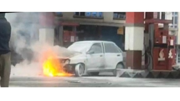 تصویر آتشسوزی یک پراید داخل پمپ بنزین در مشهد