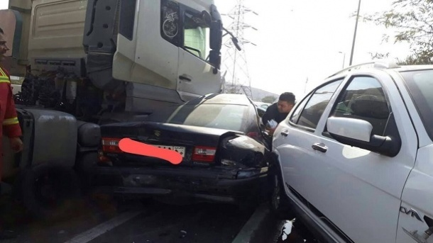 تصادف زنجیرهای ۱۳ خودرو در شرق تهران + عکس