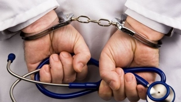 پیگرد قضایی در انتظار پزشکانی که پول نقد دریافت میکنند