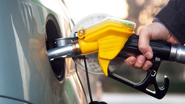 پیشنهاد خروج دولت از قیمت‌گذاری بنزین