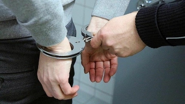 آزار دختر جوان در میان شمشادها