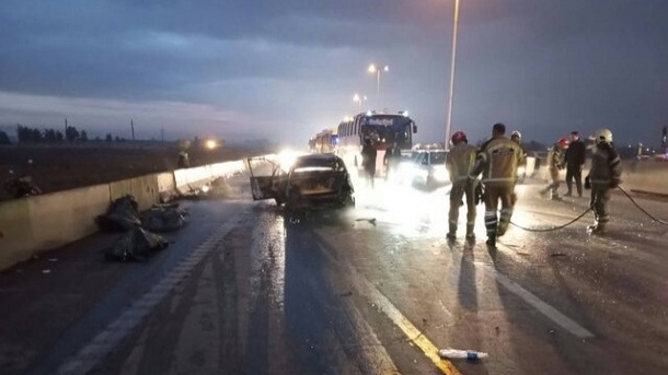 واژگونی آتشین پراید در اتوبان قم - تهران/ ۳ تن جان باختند