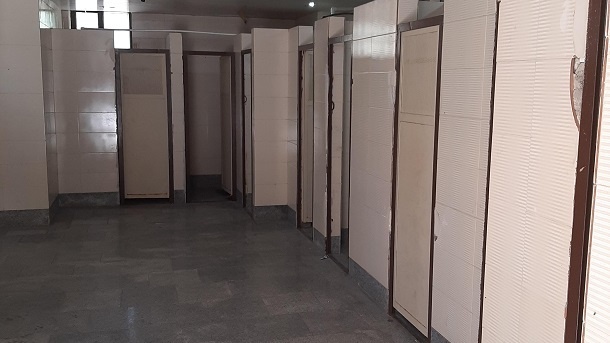 حادثه عجیب برای مرد میانسال در سرویس بهداشتی