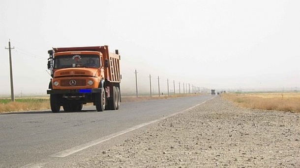 توقیف کامیون بنز با راننده ۱۱ ساله توسط پلیس راه یزد