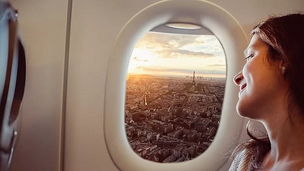 چرا پنجره هواپیماها بیضی شکل است؟