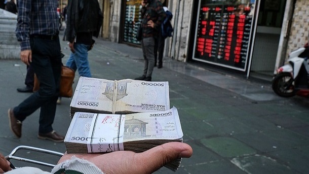 پول پاشی کردن برای خرید دلار تکذیب شد