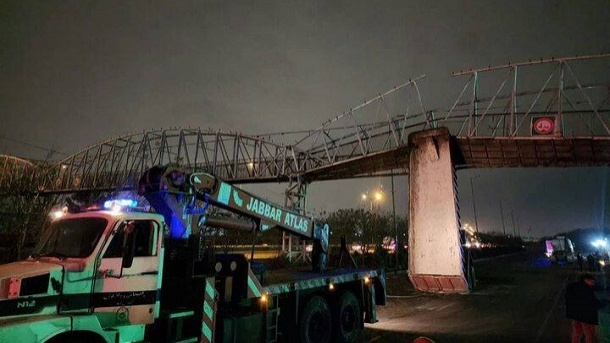 برخورد تریلر با عرشه پل عابر پیاده در بزرگراه آزادگان تهران