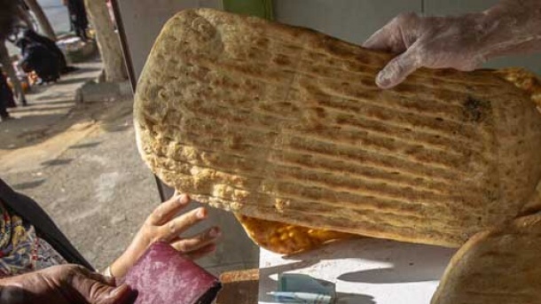 هر نفر چه تعداد نان می تواند بخرد؟